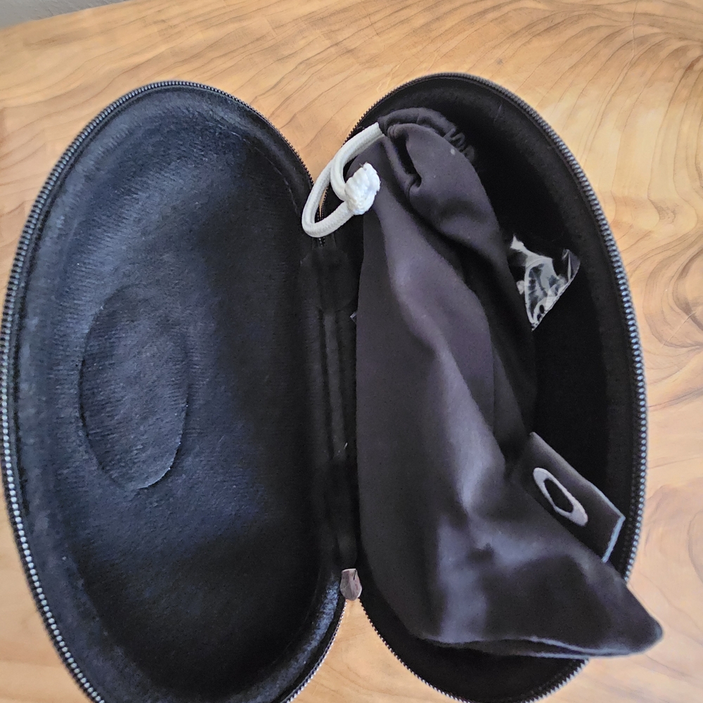 Oakley Glasses With Case - Picture 4 of 6